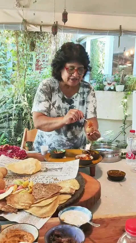 אופירה מארחת לצד שולחן האוכל, מתוך הסרטון