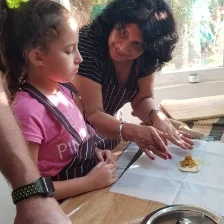 ידיים קטנות במטבח — מתוך הגלריה המקורית של אופירה