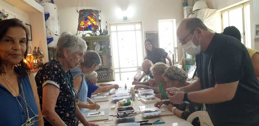 יוצרים בזכוכית — מתוך הגלריה המקורית של אופירה