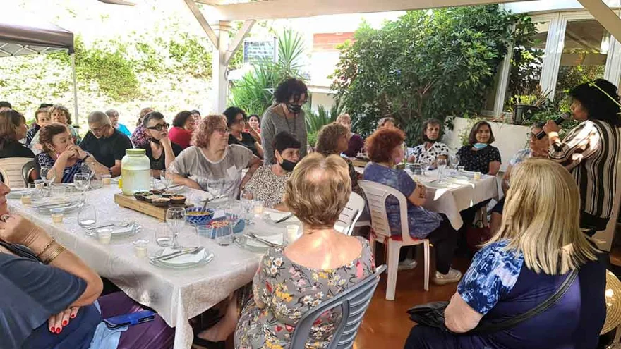 אנשים סביב השולחן — מתוך הגלריה המקורית של אופירה